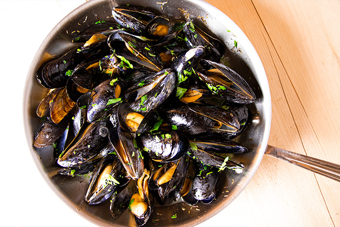 Steamed Mussels in Frying Pan
